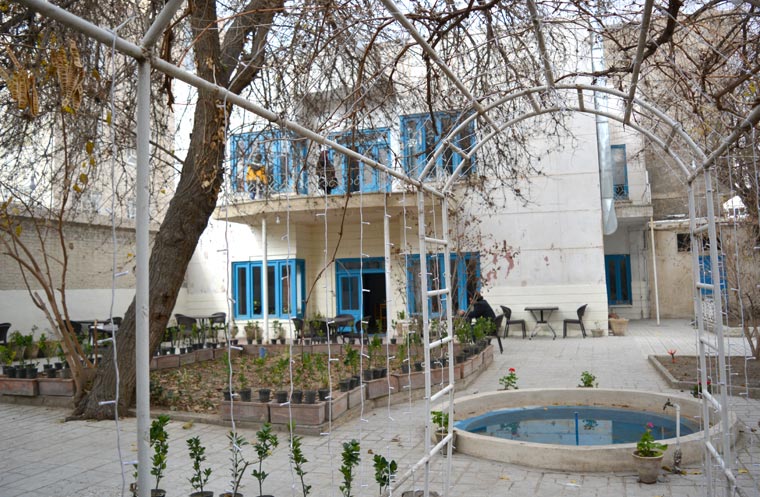 حیاط خانه هنر دستان
