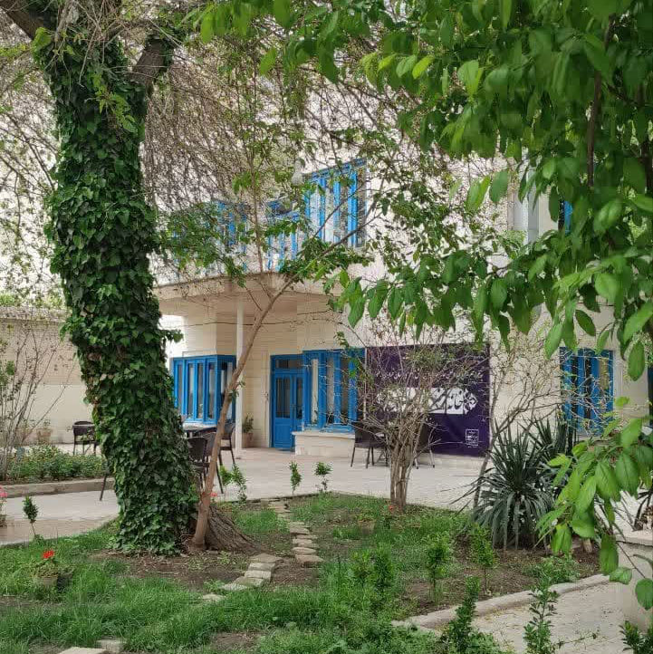 محیط بیرونی خانه هنر دستان